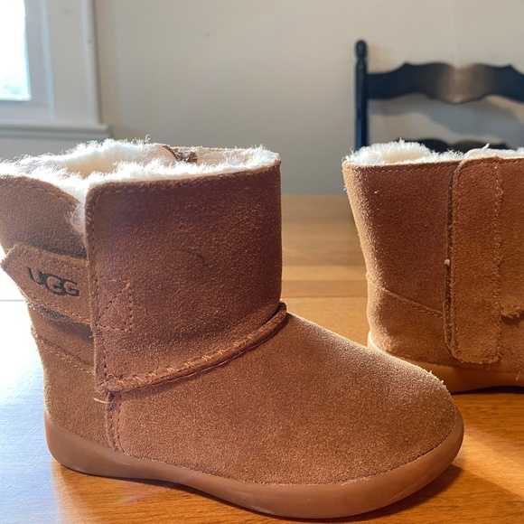 Little Kids Uggs Size Sm/6 - Picture 1 of 11